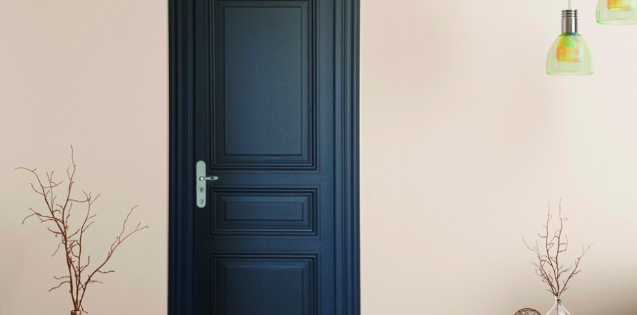 UNE BELLE COULEUR DE PORTE D’ENTRÉE POUR UN EXTÉRIEUR DESIGN