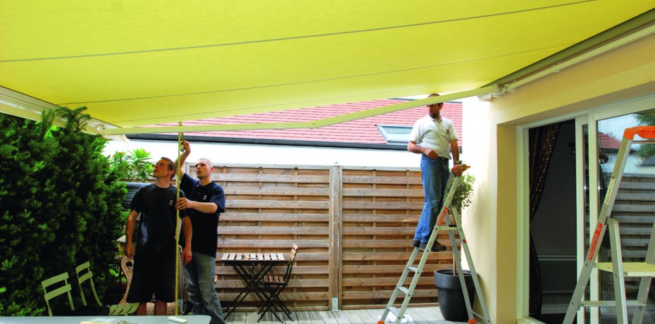 Les étapes de pose et les conseils d'entretien d'un store de terrasse